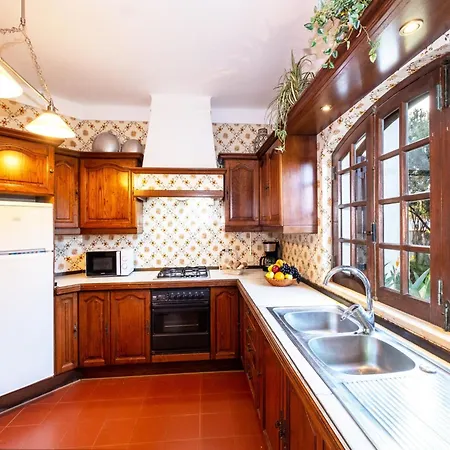 Villa In Gale With Pool & Beach Nearby Албуфейра