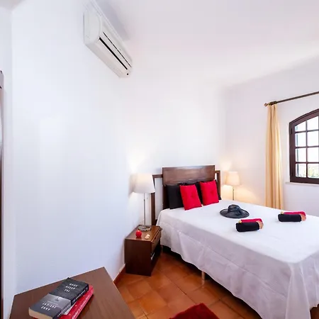 Villa In Gale With Pool & Beach Nearby Албуфейра