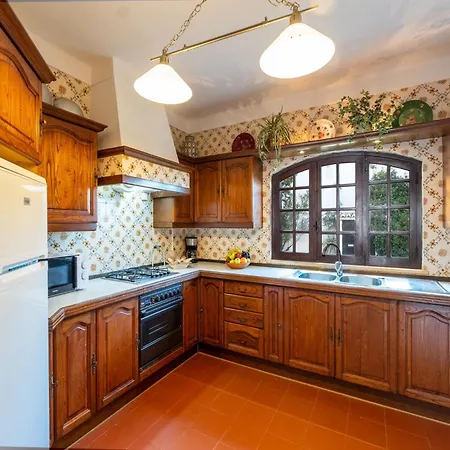 Villa In Gale With Pool & Beach Nearby * Албуфейра